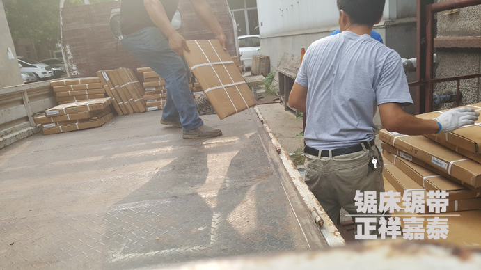 帶鋸條卸車